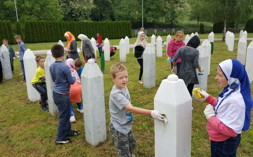 Dan bijelih nišana: Mališani čistili nišane na šehidskom mezarju Veljaci 